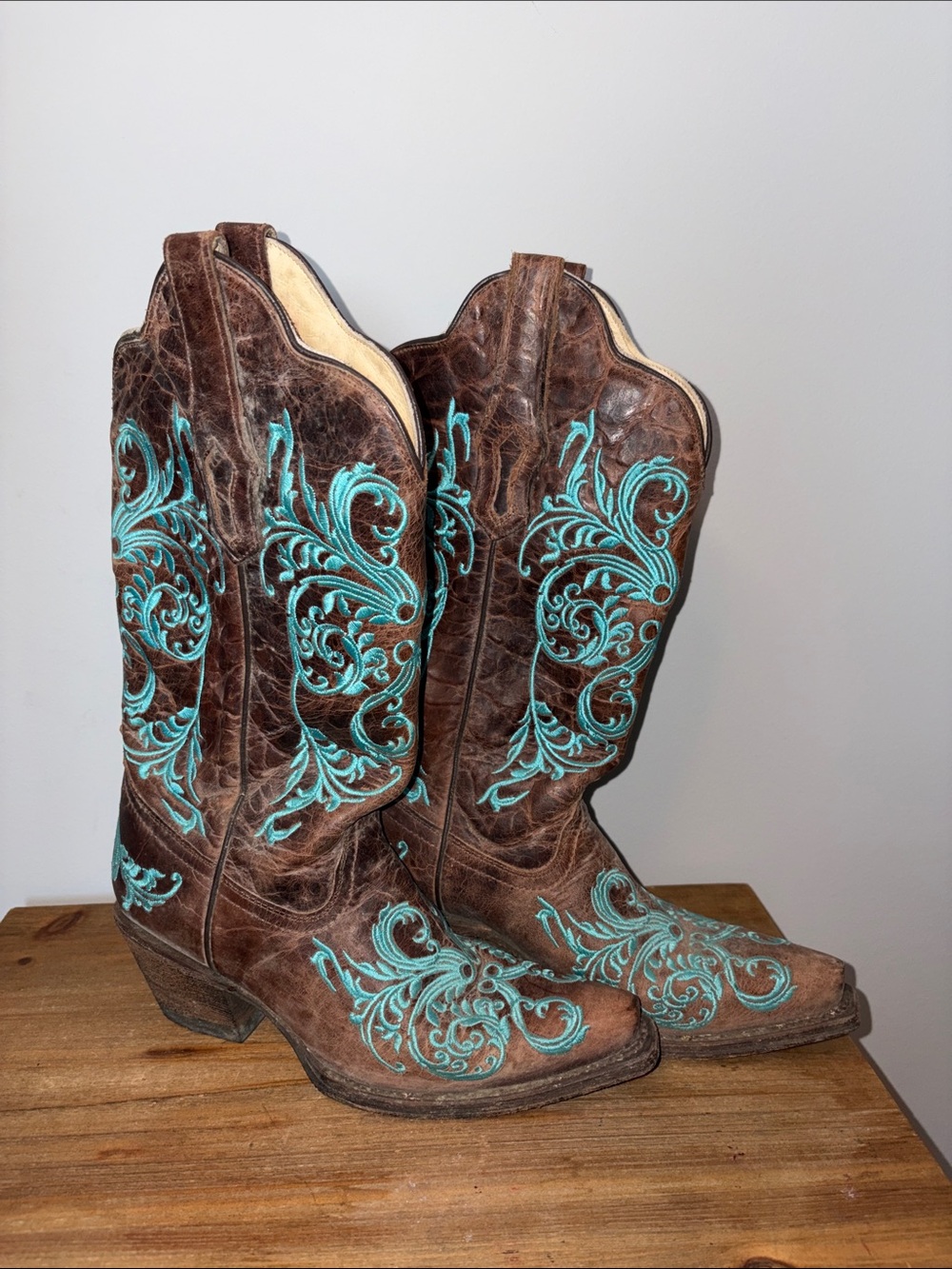 Women’s Corral Brown Heeled Western Boots with Turquoise Embroidery Size 6